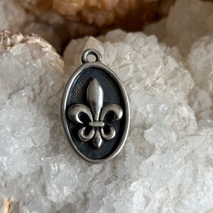 UNISEX Fleur de Lis Silver Pendant - NWOT